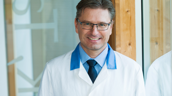 Rainer Troppmair, vedoucí vývoje laků na okna a stavebních laků, vysvětluje, o čem jsou povrchové úpravy oken, která neobsahují účinné látky. | © ADLER
