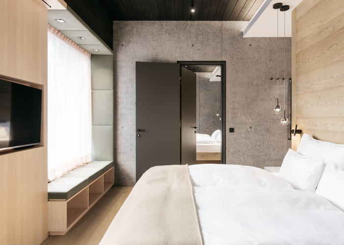 Die neu eingerichteten Zimmer im Untergeschoss zeigen eine moderne Formensprache mit einem klaren Hell-Dunkel-Kontrast.  | © Refugium Lunz / Gregor Hofbauer