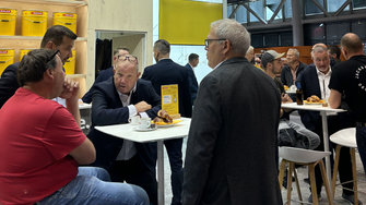 … und fachkundige Gespräche.  | © ADLER … und fachkundige Gespräche.  | © ADLER