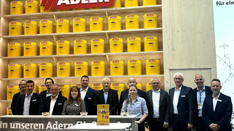 Für die Kunden und Interessenten da: Das ADLER-Team auf der Messe HOLZ in Basel.  | © ADLER Für die Kunden und Interessenten da: Das ADLER-Team auf der Messe HOLZ in Basel.  | © ADLER