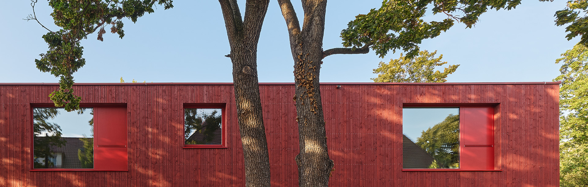 Rotes Juwel im Grünen – Kita Parkstraße Stuttgart | © Zooey Braun