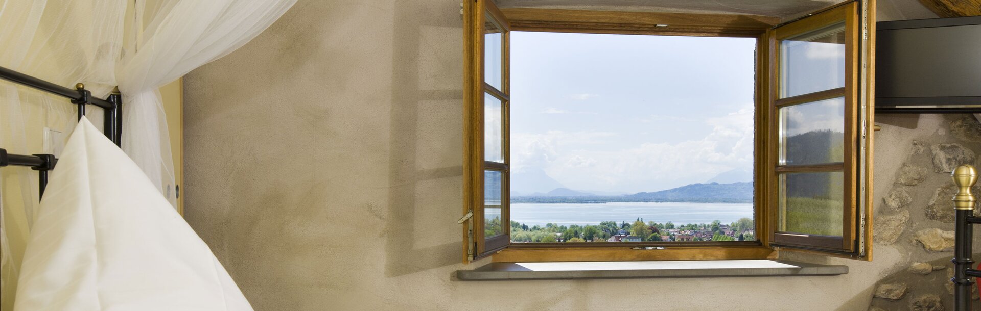 Schlafzimmer mit geöffnetem Fenster | Ⓒ by-studio - Fotolia Schlafzimmer mit geöffnetem Fenster | Ⓒ by-studio - Fotolia