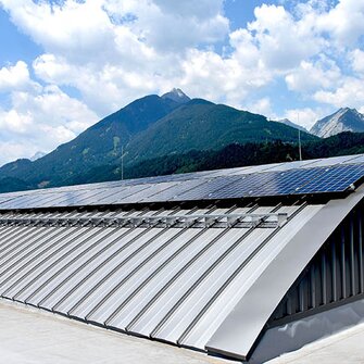 S moderním fotovoltaickým systémem si nový závod ADLER obstarává vlastní elektřinu.