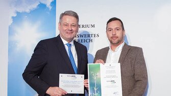 V zastoupení společnosti ADLER-Werk Lackfabrik přijal Hannes Obermair, vedoucí Referátu ochrany životního prostředí a bezpečnosti, ocenění od ministra Andrä Rupprechtera. (Fotoodkaz: BMLFUW / Jana Madzigon)