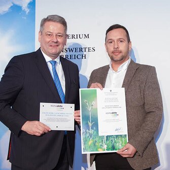 V zastoupení společnosti ADLER-Werk Lackfabrik přijal Hannes Obermair, vedoucí Referátu ochrany životního prostředí a bezpečnosti, ocenění od ministra Andrä Rupprechtera. (Fotoodkaz: BMLFUW / Jana Madzigon)